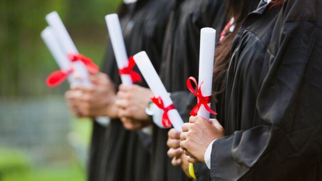 Diploma Érettségi Család Fotó Getty Images Hírek | Online Rádió - Egy Lépéssel Közelebb Hozzád! _ LépésRádió